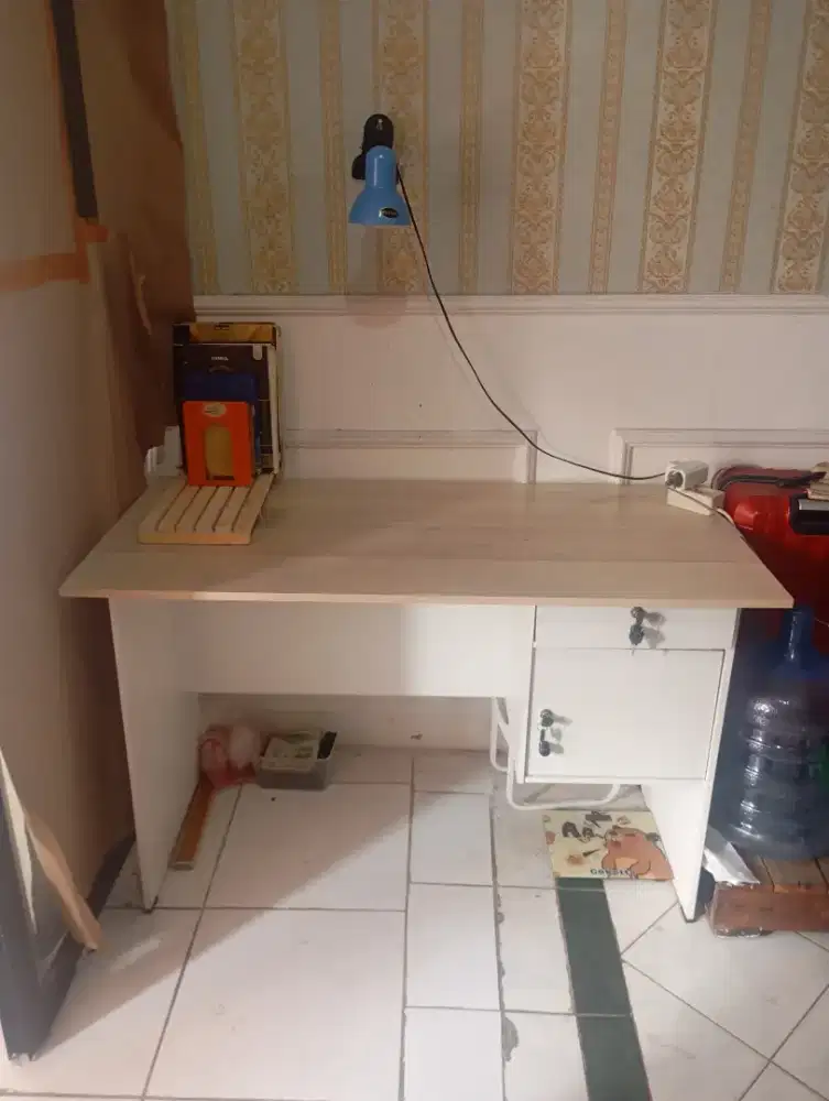 Meja kerja setengah biro