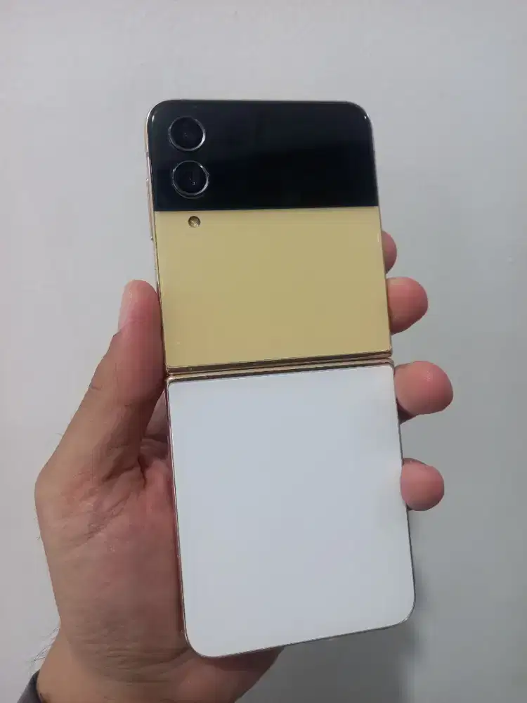 Samsung Galaxy Z Flip 4 5G Ram 8/256Gb Fullset normal mulus