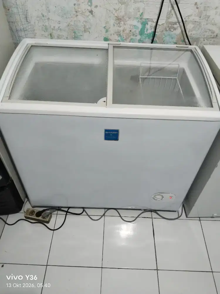 Di jual cepat prizer bok kaca sharp 210L like new
