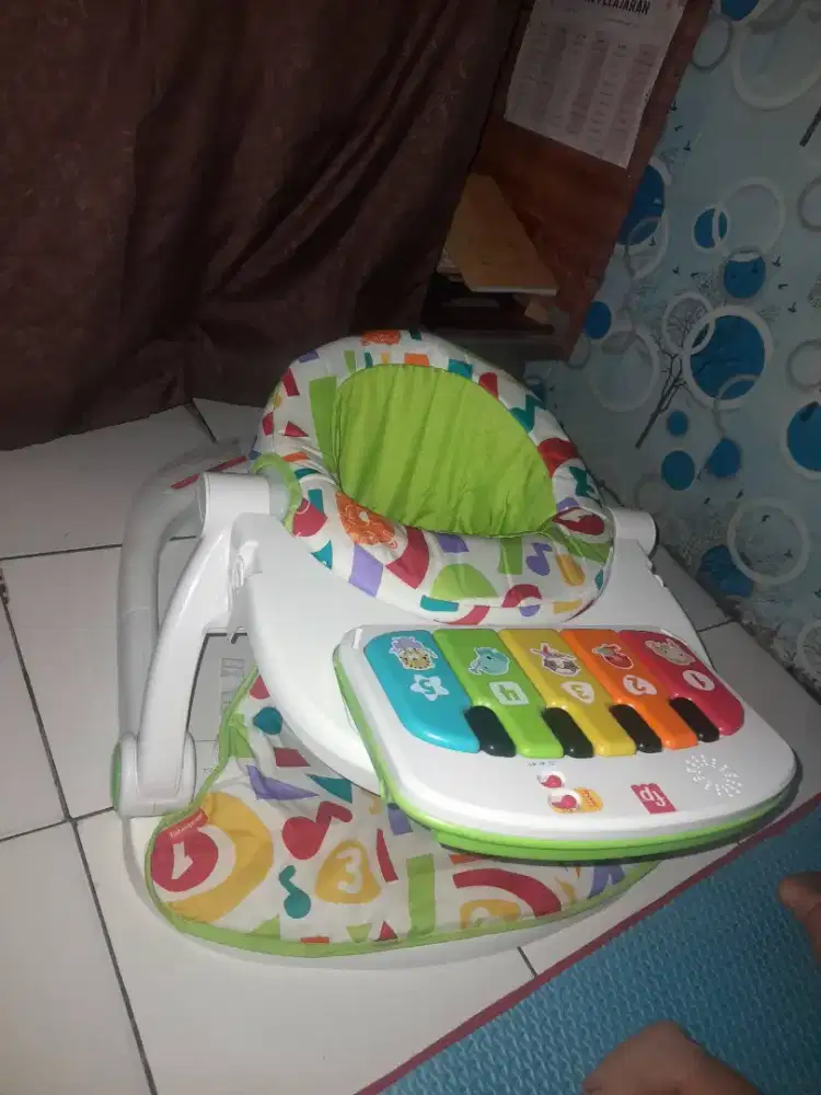 Kursi penyanggah duduk bayi