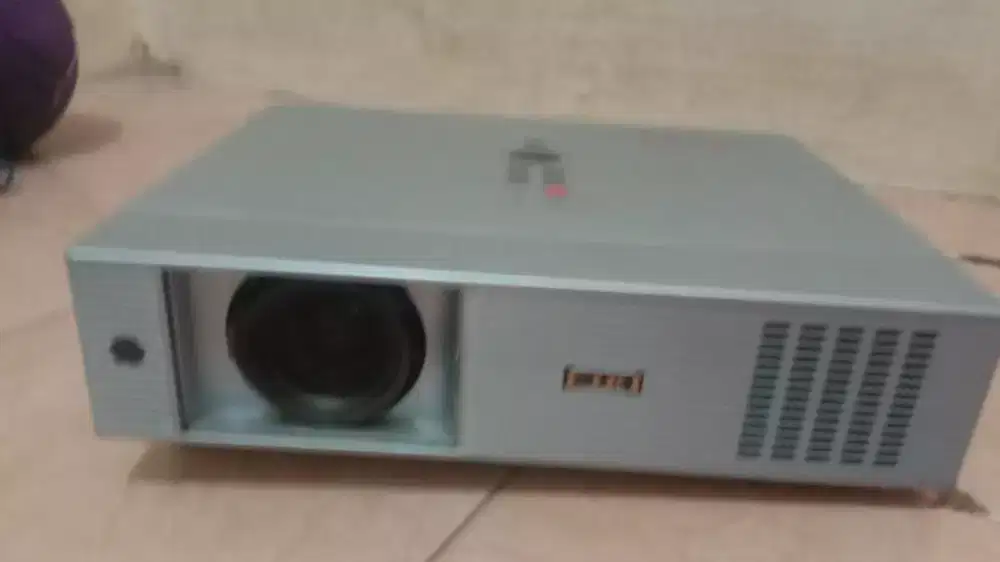 Proyektor eiki lcxb 43