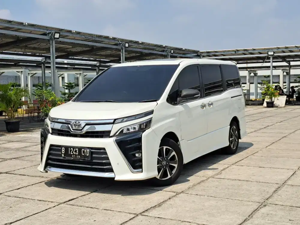 DP 15Jt Toyota Voxy 2.0 At Matic 2018 Putih