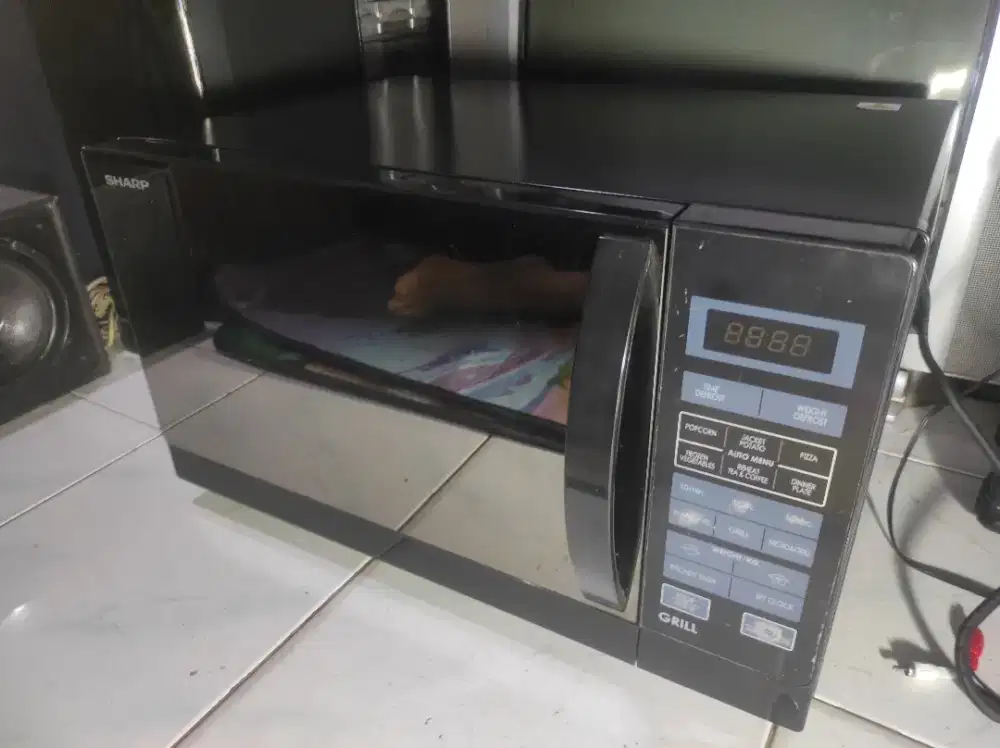 Microwave sharp type R 728 k in masih mulus normal siap pakai