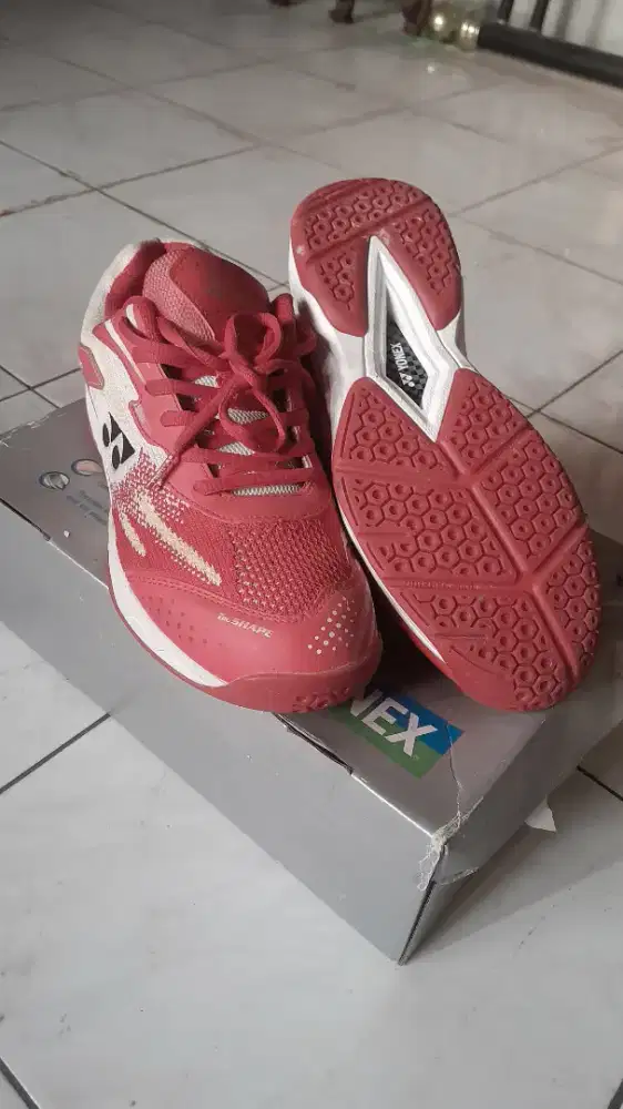 Sepatu Yonex Velo200