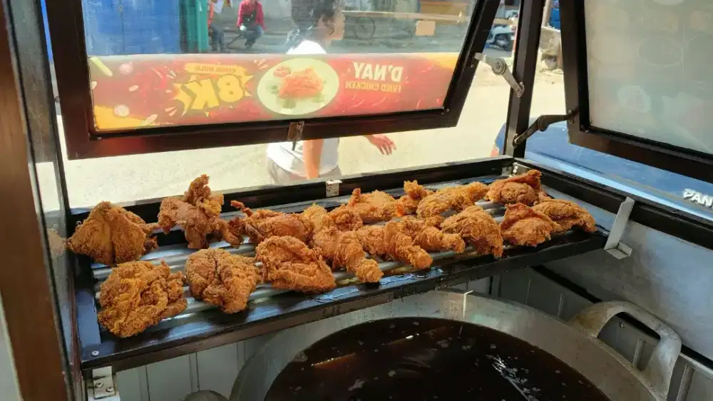 Jaga booth dan produksi