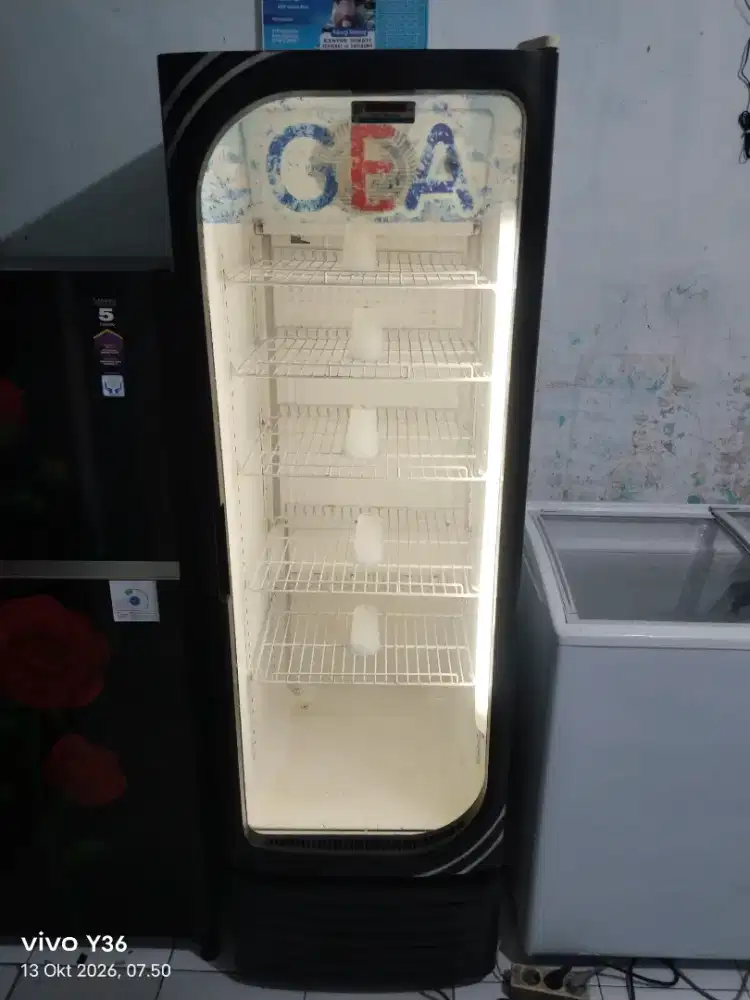 Di jual cepat showcase gea oval 5 rak jumbo