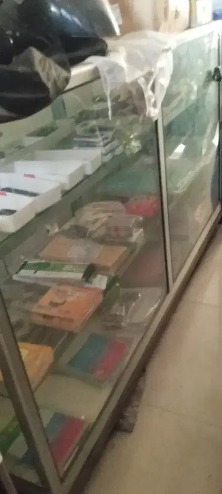 Etalase berikut isi atk ukuran 1 meter lebih