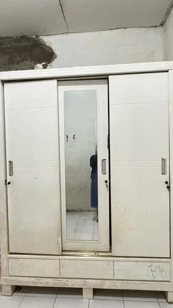 Menjual lemari pakaian pemakaian sendiri