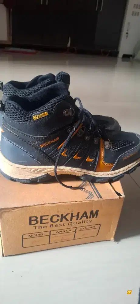 Sepatu hiking pria