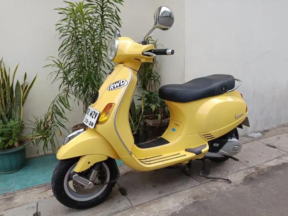 Piaggio vespa LX 1503vie 2013 lengkap bagus