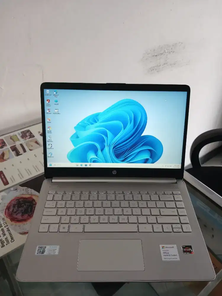 Laptop HP 14s Amd Ryzen 5 4500U ram 8 Ssd 256 Radeon Graphics