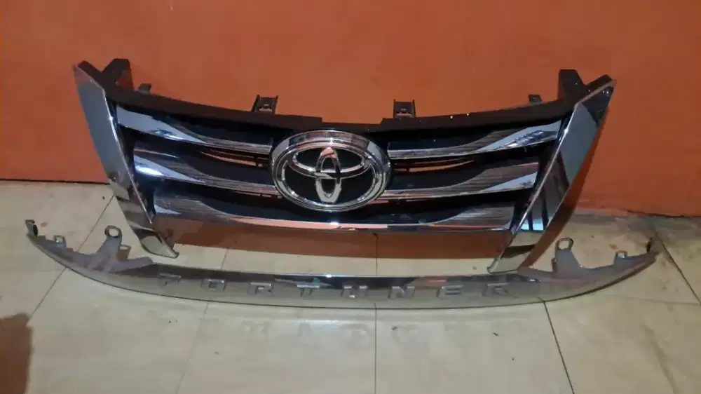 Grill depan garnish kap mesin reflektor bumper fortuner vrz srz