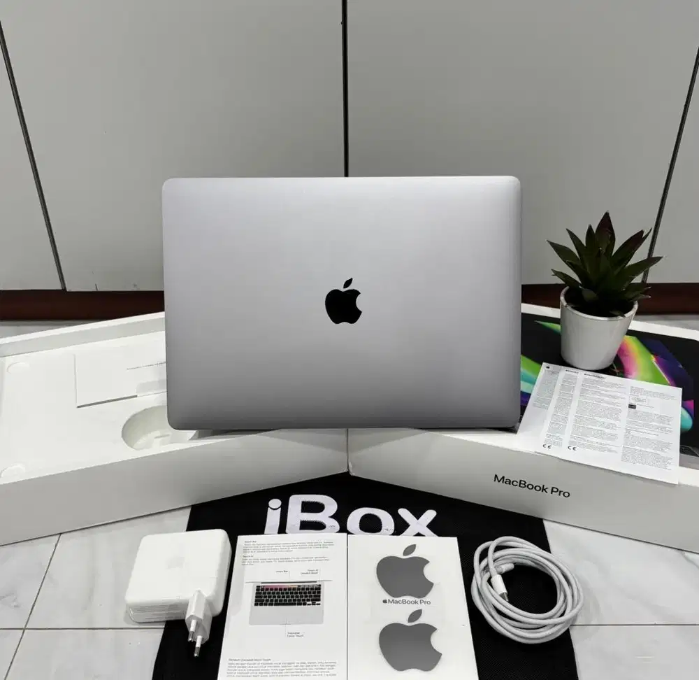 Macbook Pro touchbar 13inc 2020 Chip M1 Ram 8Gb ssd 256Gb