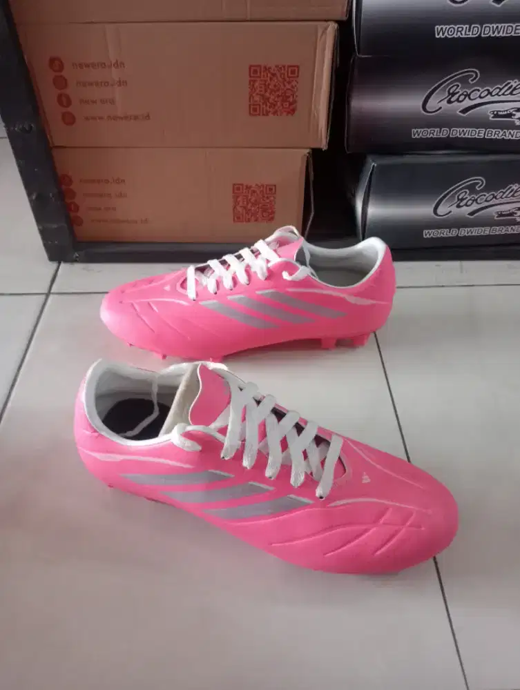 Sepatu sepak bola pink