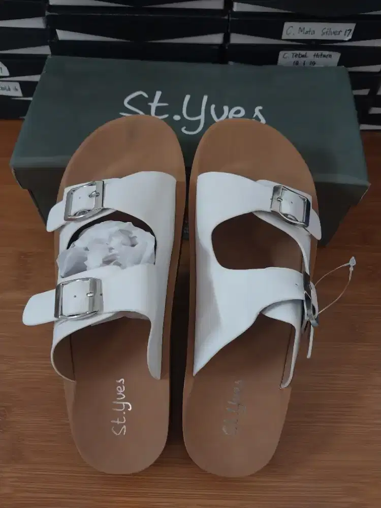 Sandal Merk St.Yves