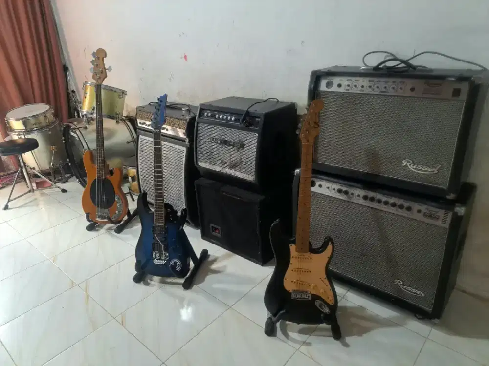 di jual sepaket drum gitar dll..seperti di fto lengkap smua
