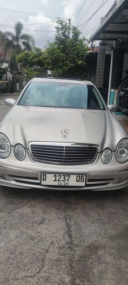 Mercedes-Benz E240 2004 Bensin