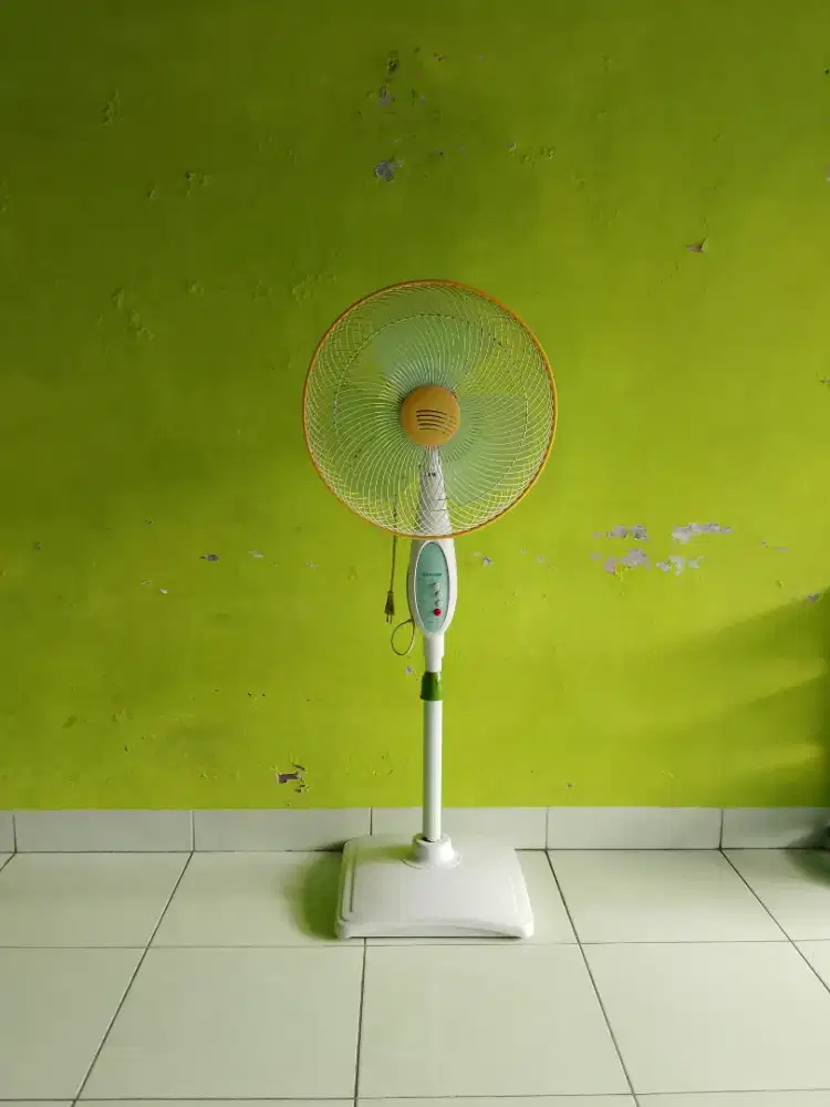 Kipas angin tegak merk Maspion 16 inch