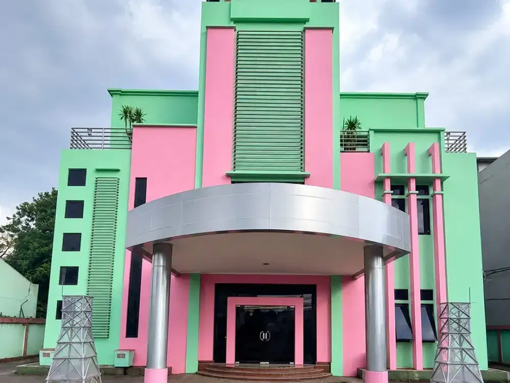 Disewakan Gedung Bertingkat Tiga Lokasi Strategis Pinggir Jalan Di Pondok Gede. Kota Bekasi