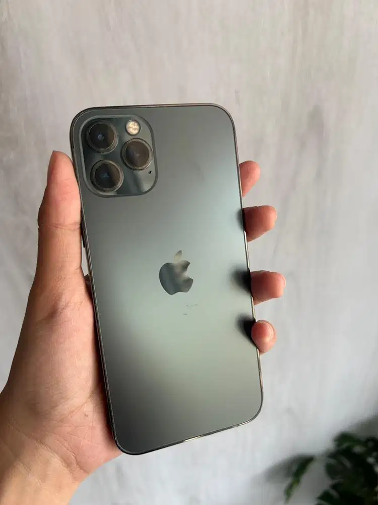 Iphone 12 pro warna hitam