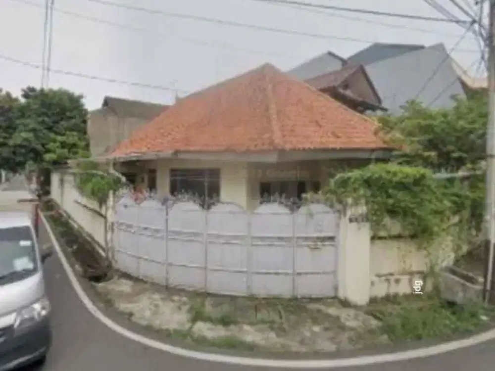 dijual rumah lama di hoek cocok untuk hunian maupun usaha kost invest