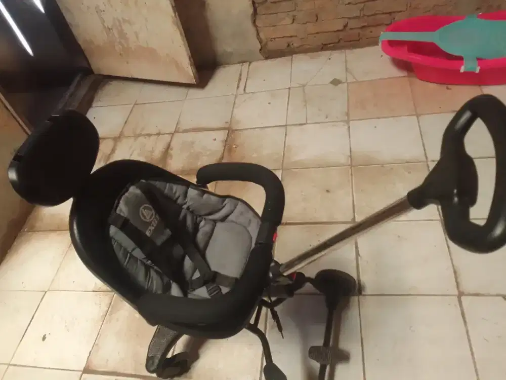 Dorongan bayi duduk bekas