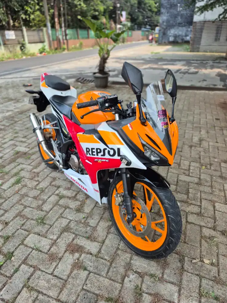 Dijual Honda CBR 150R Facelift tahun 2016 surat lengkap