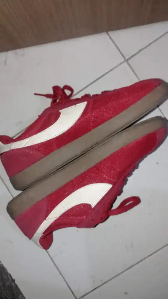 Sepatu compass tribune red