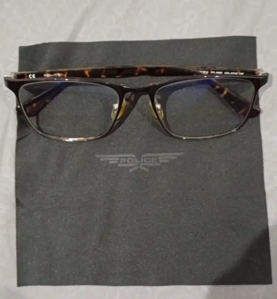Frame kacamata merek Police