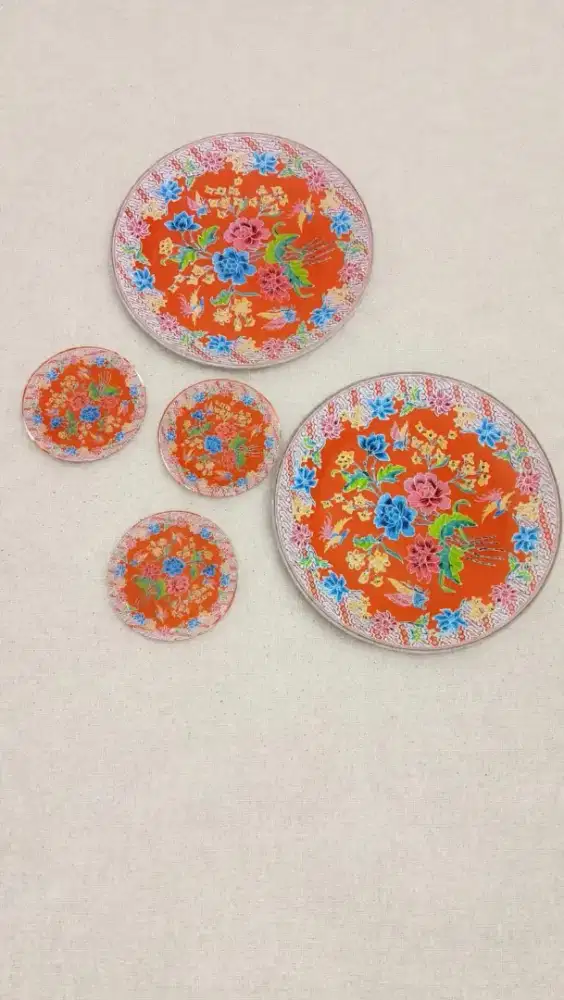 Bukan piring biasa tapi ini karya seni ( 1 set ada 4 besar, 5 kecil )