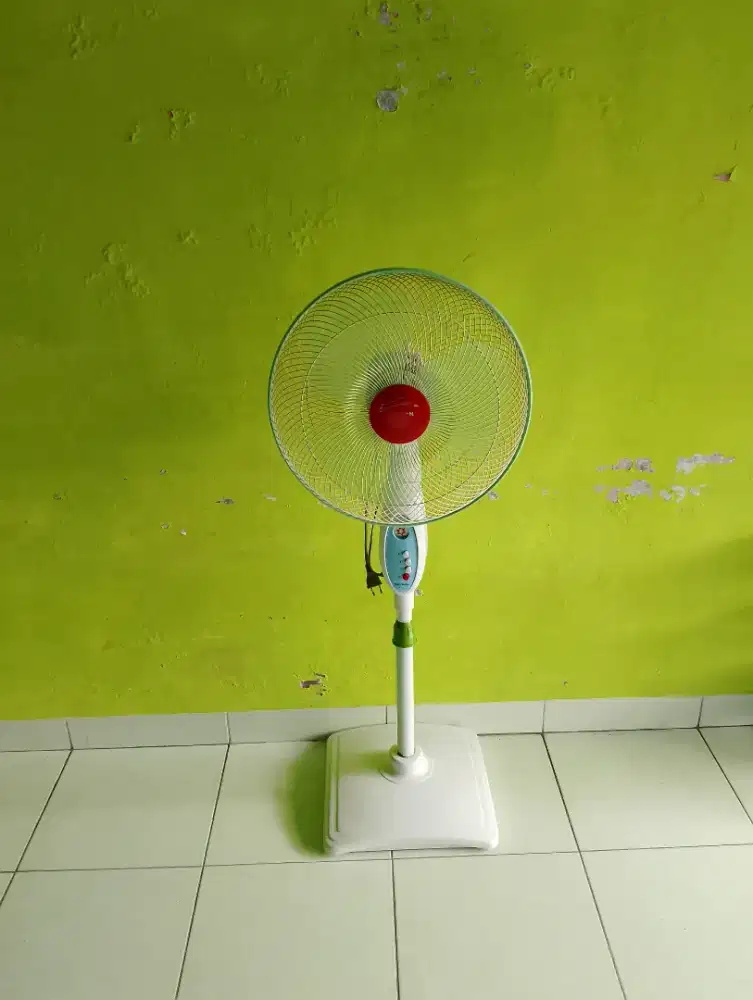 Kipas angin tegak merk Maspion 16 inch