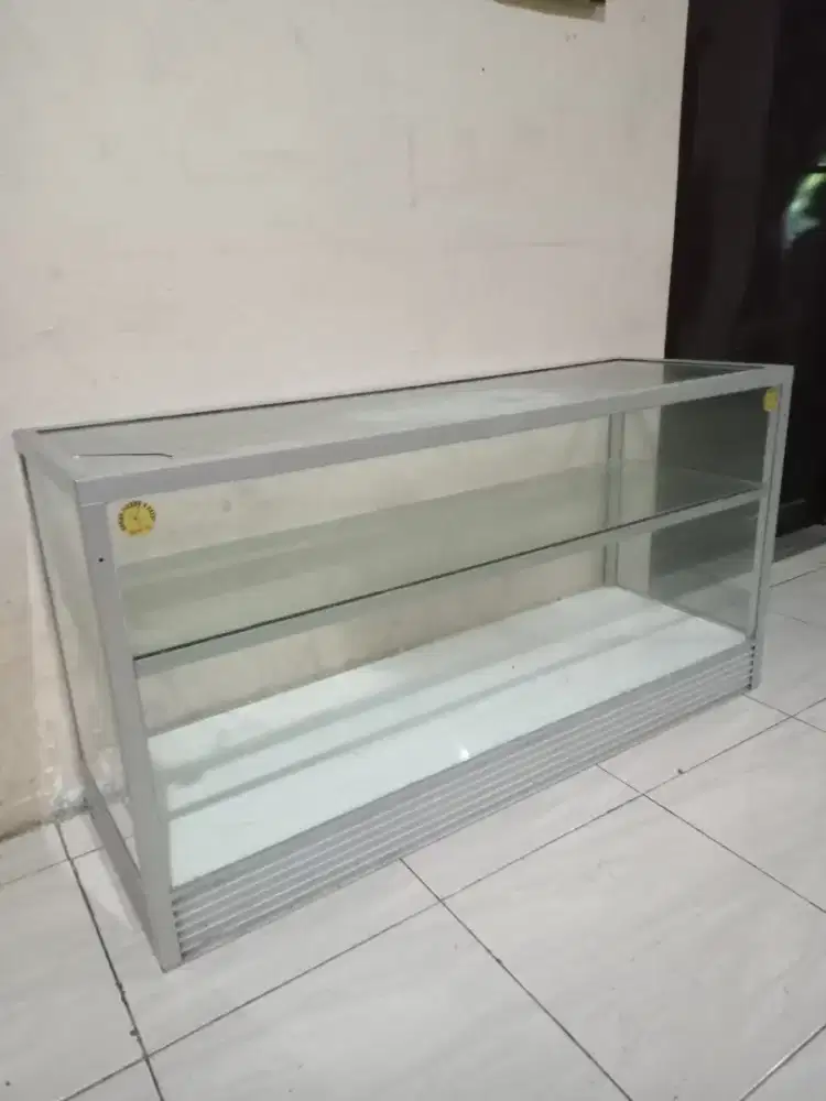Etalase ukuran 1m