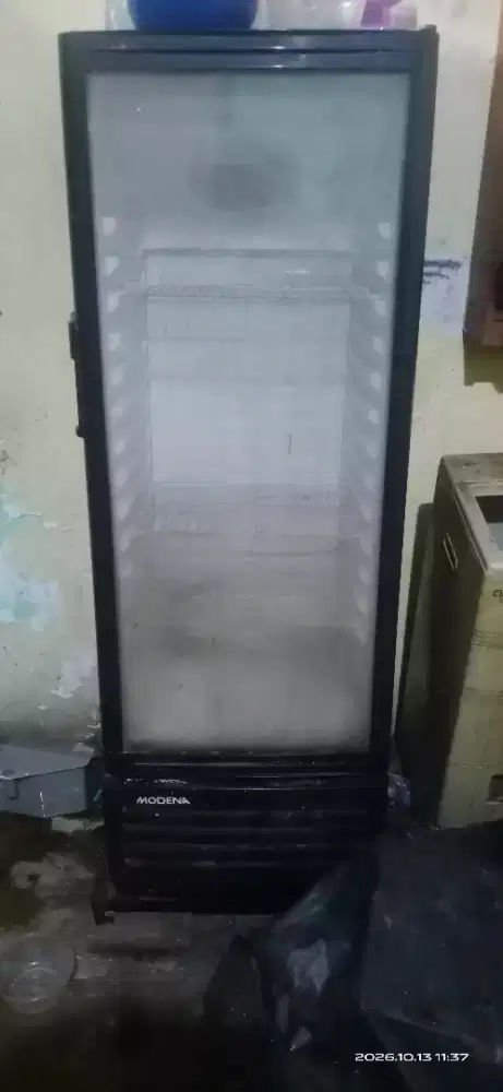 Dijual Showcase Merk Modena