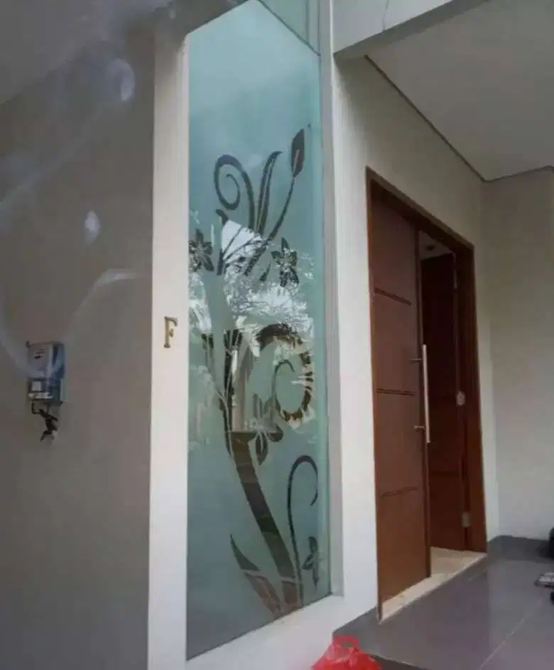 Spesialis Stiker kaca film riben, stiker kaca one way & Sunblasting