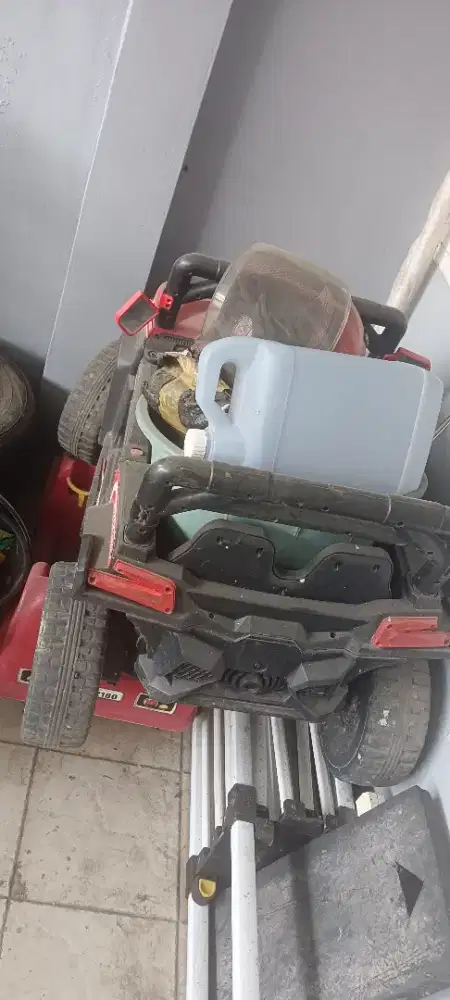 Mobil aki dan dorong paket