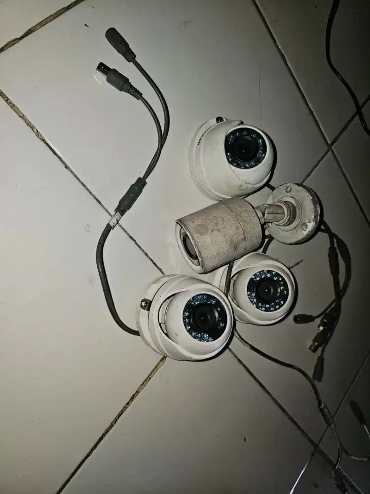 Jual aja cctv hikvision 4 unit normal jual apa adanaya aja.