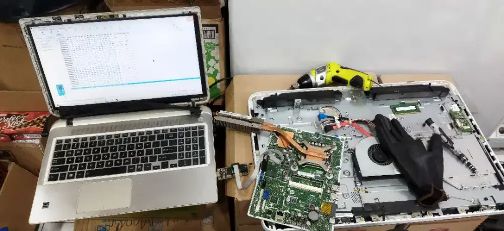 Teknisi komputer laptop panggilan ke lokasi