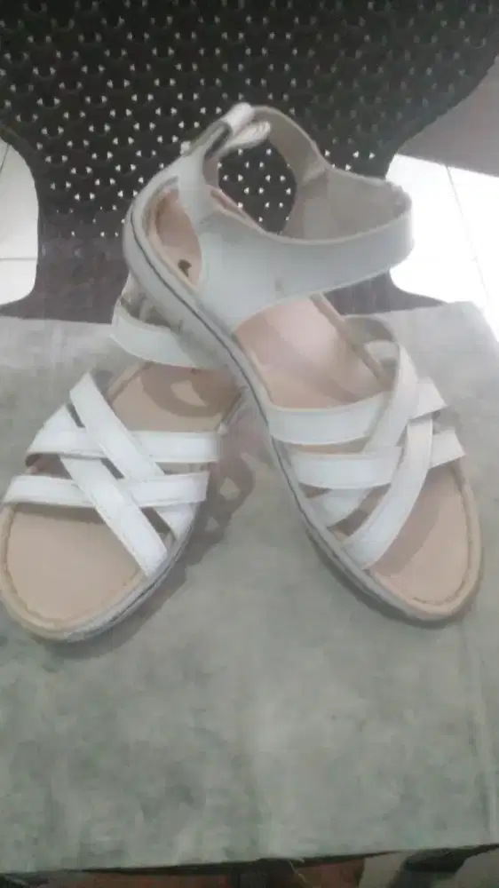 Sepatu sandal wanita kulit kickers