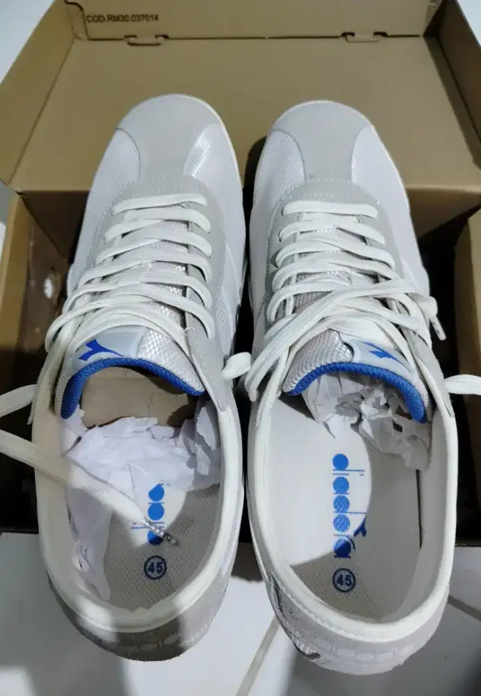 Sepatu putih Diadora ori