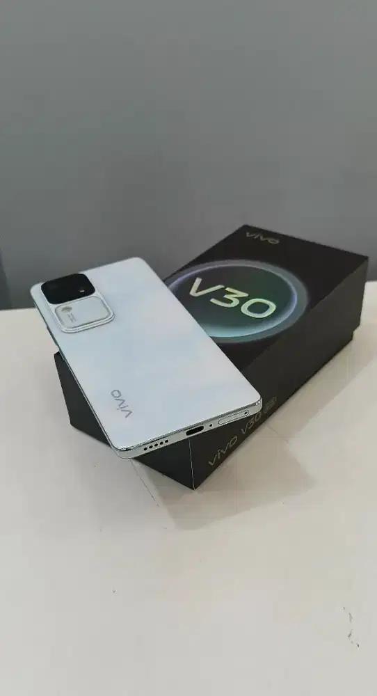 Vivo V30 8/256,seken like new,belum pernah bongkar,fulset,no minus