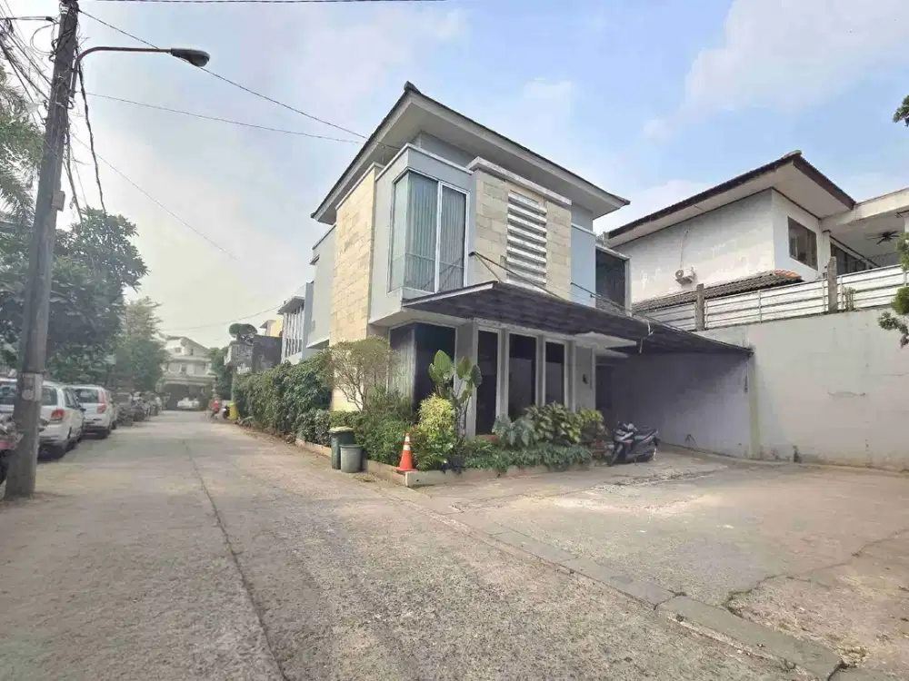 rumah hook dengan kolam renang dekat mrt lebak bulus