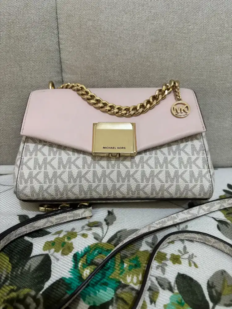 MK Lita Small crossbody
size : 19 cm x 5 cm x 12 cm