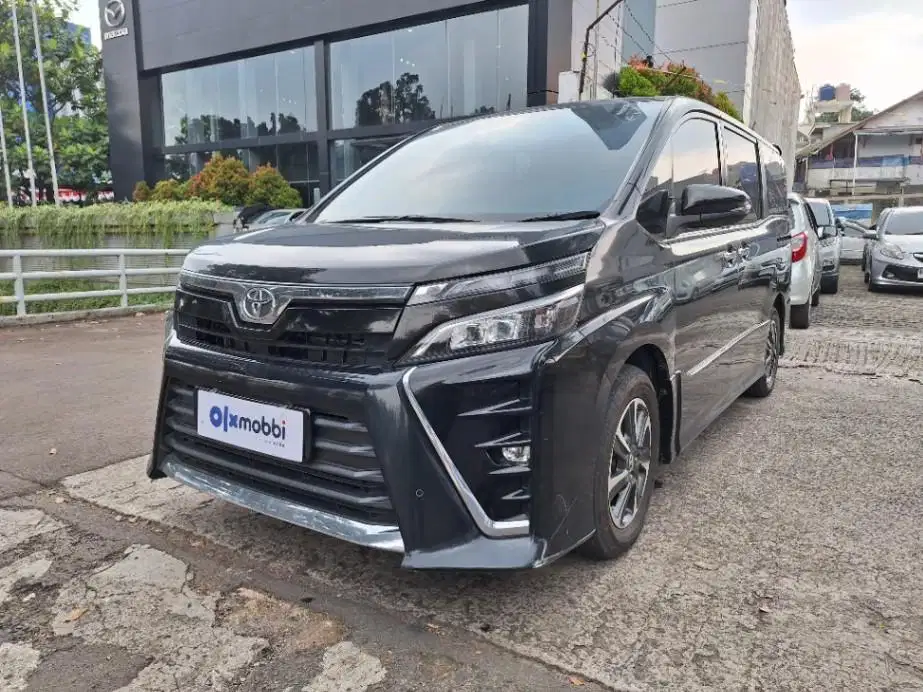 DP MURAH Toyota Voxy 2.0 Bensin-AT 2018 Hitam CWZIB