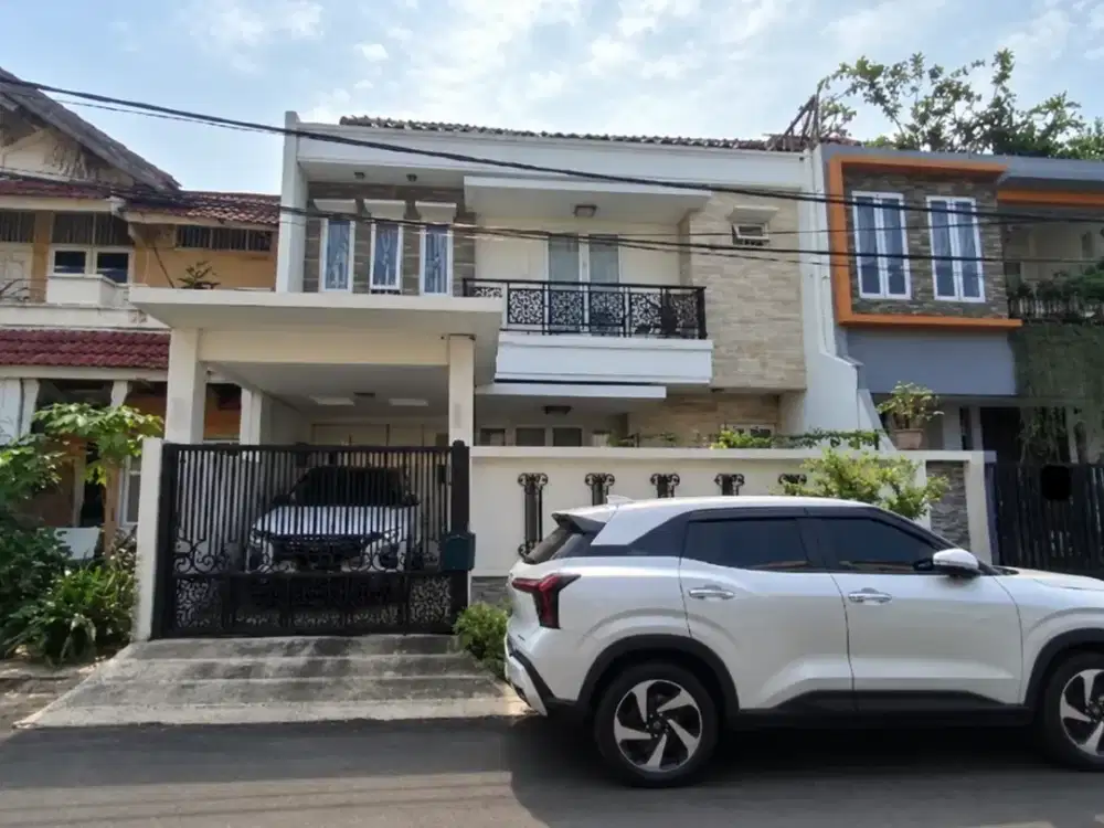 Rumah 2 Lantai 4+1 Kamar Hadap Selatan di Sektor 1E