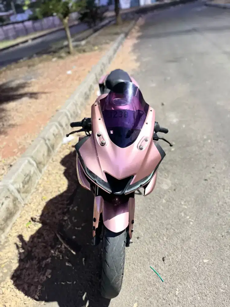 R15 tahun 2017 warna hitam