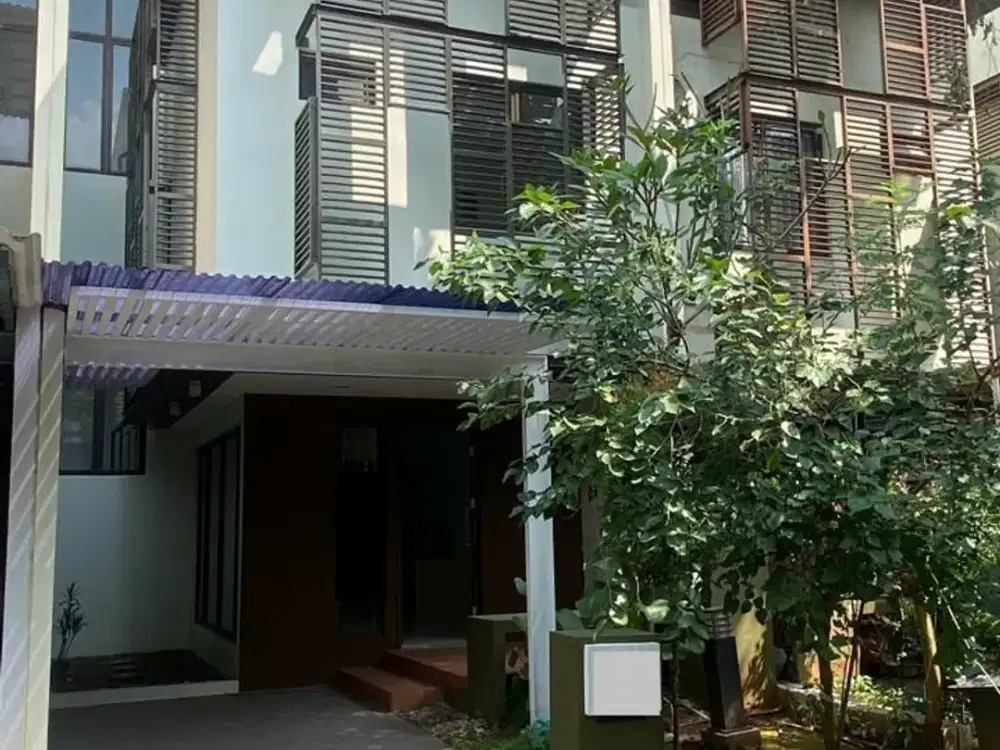 Rumah 3 Lantai 4+1 Kamar Hadap Utara di Whelford