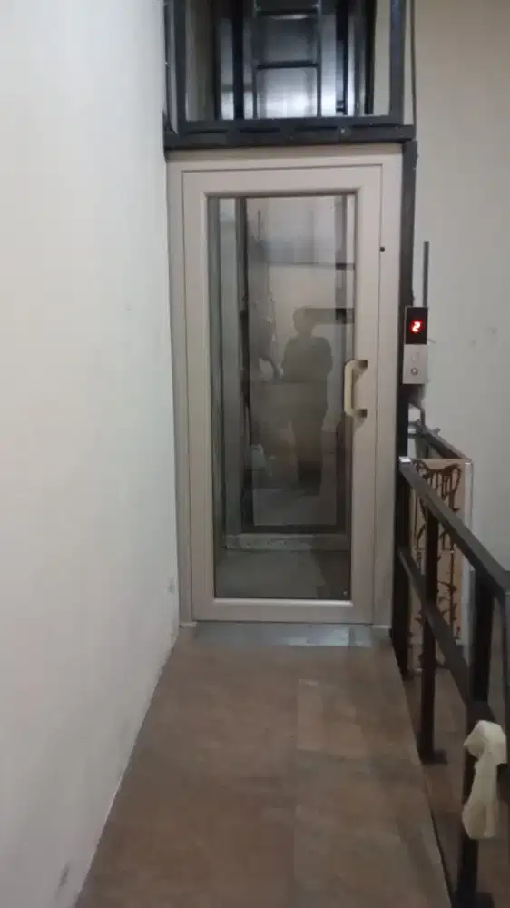 Lift hidrolik 2 lantai