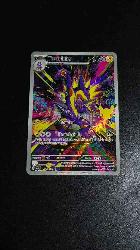 Kartu pokemon 30th toxtricity ar