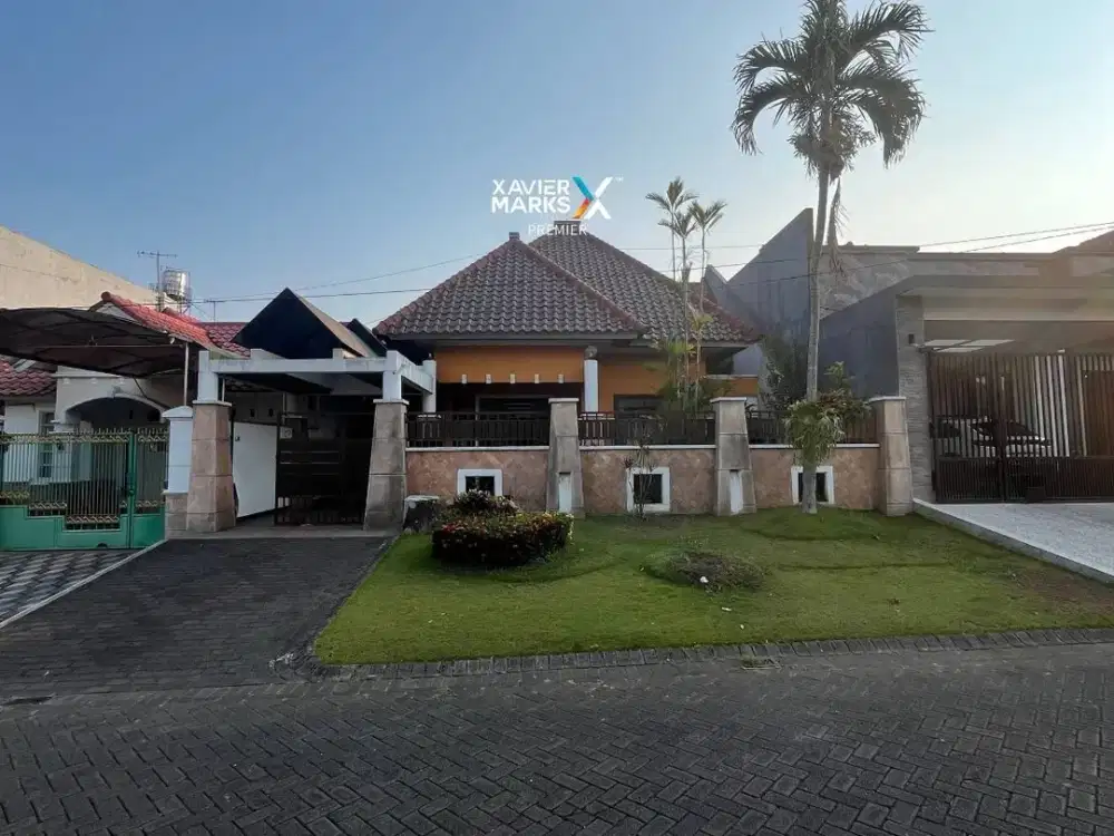 Dijual Rumah Full Furnished Terawat Plus Inner Garden Cakep di Mainroad Araya Malang