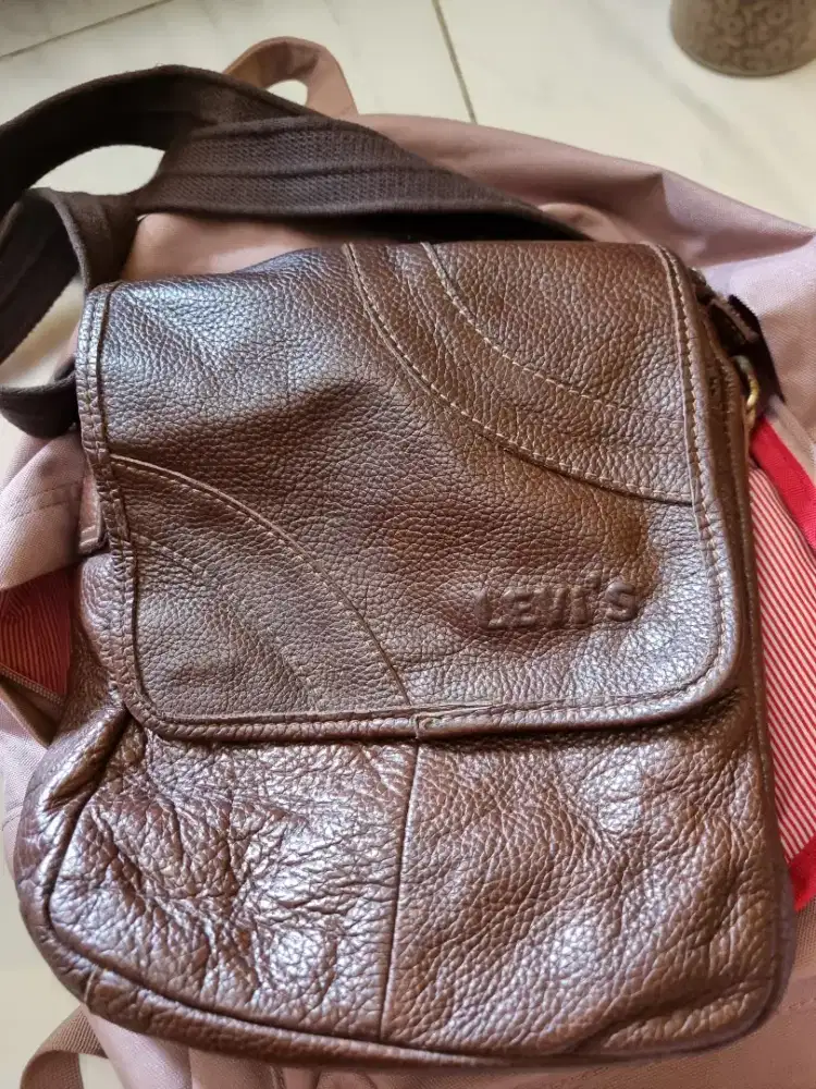 Tas slempang levis